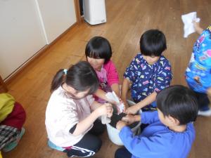 5歳児雑巾を絞っています