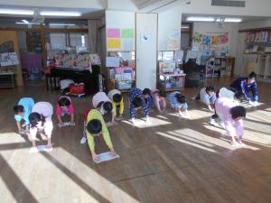 5歳児みんなで床を拭きました