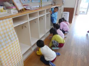 5歳児ロッカーも丁寧に拭きました