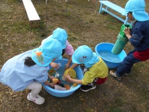 5歳児園庭の用具も洗いました
