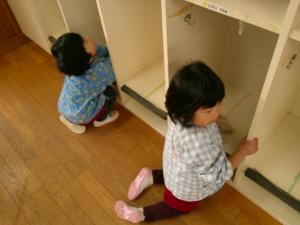3歳児ロッカーをきれいに拭いています