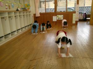 3歳児　保育室を雑巾がけしています