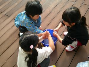 3歳児　雑巾を絞っています