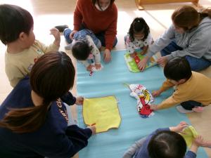 1歳児　タオルたたみ