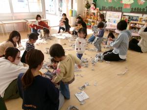 1歳児　新聞遊び