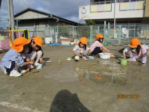 天気よい　泥遊び1