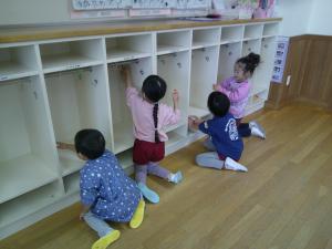 4歳児　ロッカーを拭いています