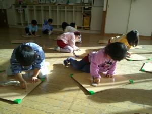 画板を拭いています