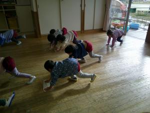 4歳児　雑巾がけをしています
