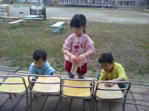 椅子を拭いている4歳児
