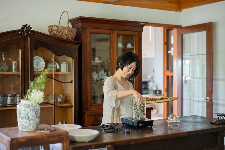 【写真:ヨモギを蒸留する大西さん】