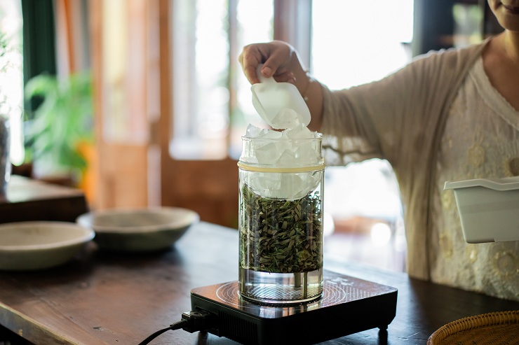 ヨモギを蒸留する様子