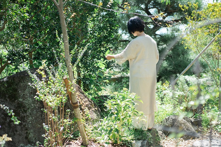庭の手入れをする大西さん