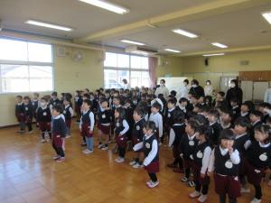 みんなで話を聞いている