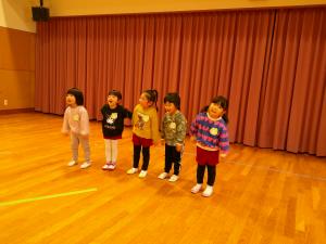3歳児みんなで歌を歌っています
