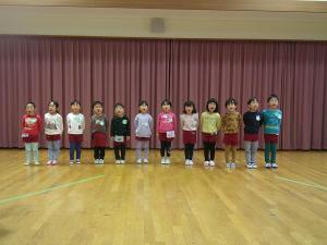 4歳児　歌を歌っています