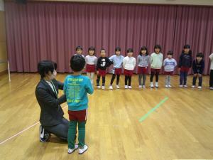 歌の感想を聞いています