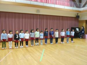 5歳児歌を歌っています