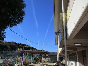 空にサンタさんのそりの跡があるよ