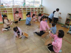 椅子を拭いているところ