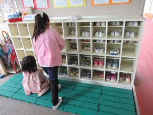 靴箱の掃除をしている