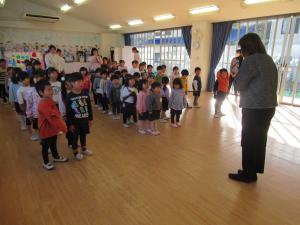 園長先生の話を聞いています