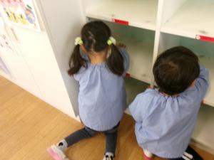 ばら組ロッカーを拭いています