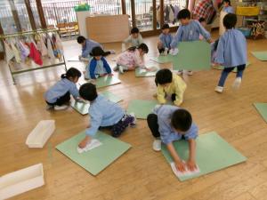 ひまわり組画版を拭いています