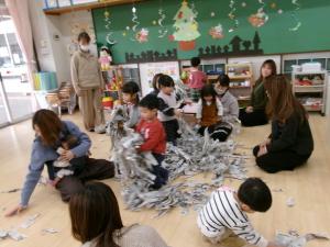 ２歳児　新聞遊び