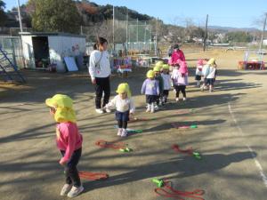 縄を跳んで遊んでいるよ