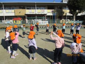 タオルで体をこすります