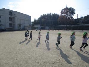 小学校の運動場で走ったよ