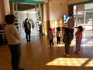 園長先生の話を聞いている子ども達