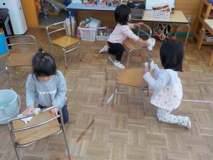 大掃除をする子ども達