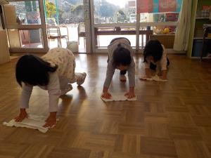 床拭きをする3歳児