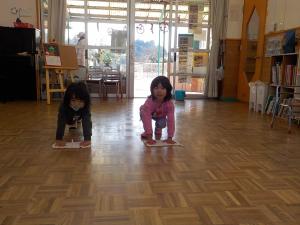 床掃除をする4歳児