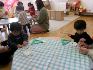 【ひよこ組】ツリーステッキ作り（シール貼り）