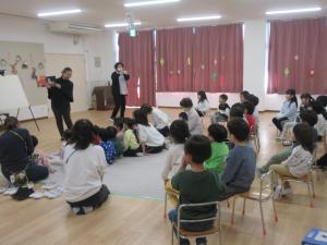 まどからの贈り物の絵本の読み聞かせをしました