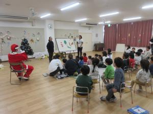 パネルシアターをみています