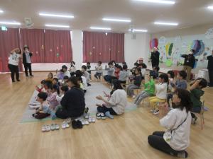 歌を歌っています