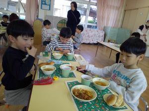 給食を食べています