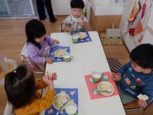 乳児が給食を食べています