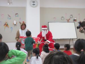 幼児がプレゼントをもらっています