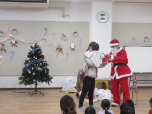 0歳児がプレゼントをもらっています
