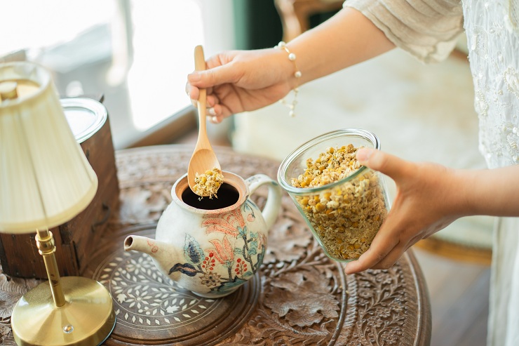 ハーブティーを淹れる様子