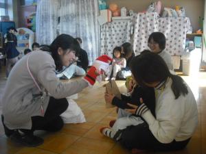 サンタさんからプレゼントをもらっているところ