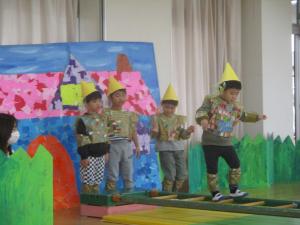 はしごを渡っています