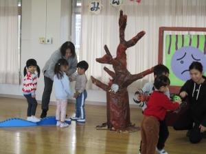 虫を採っています