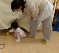 ０歳児　ボール見っけ