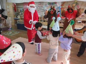 サンタさんからプレゼントをもらっています